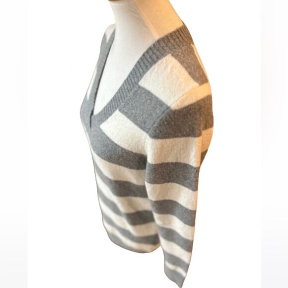Gap Wool Grey White Striped V-Neck Long Sleeve Sweater Winter Fall Size Large - Picture 3 of 8